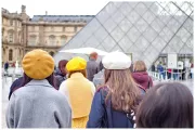 1_luwr-paryz-muzeum-louvre-francja-szklana-piramida-dziewczyny-w-beretach