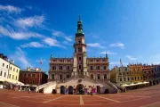 zamosc-rynek-ratusz-kamienice