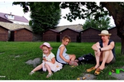 Szydłów - miasto pełne historii i wspaniałych zabytków. Ewa Baranowska z dziewczynkami podczas wypoczynku.
