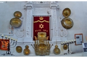 Szydłów - miasto pełne historii i wspaniałych zabytków. Symbole żydowskie w synagodze.