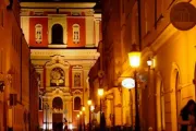 poznan-budynek-ulica-noc-latarnie