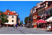 Sandomierz - Atrakcje Królewskiego miasta w Świętokrzyskim. Ulica pełna restauracji  i kwiatów.