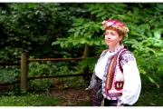 Skansen Gaj Szewczenki we Lwowie na Ukrainie. Ewa Baranowska w Ukraińskim stroju ludowym.