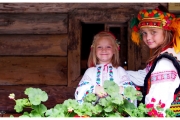 Skansen Gaj Szewczenki we Lwowie na Ukrainie. Gosia Baranowska i Marysia Baranowska przed starą chatą.