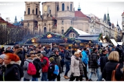 Praga w Czechach podczas świątecznego jarmarku.