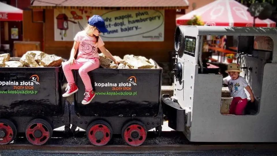 Złoty Stok - Kopalnia złota. Lokomotywa z wagonami i dziećmi