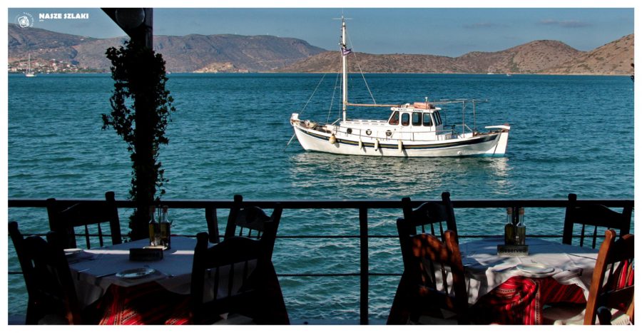 Jedna z restauracji na Krecie z widokiem na zatokę i zakotwiczone na niej łodzie.