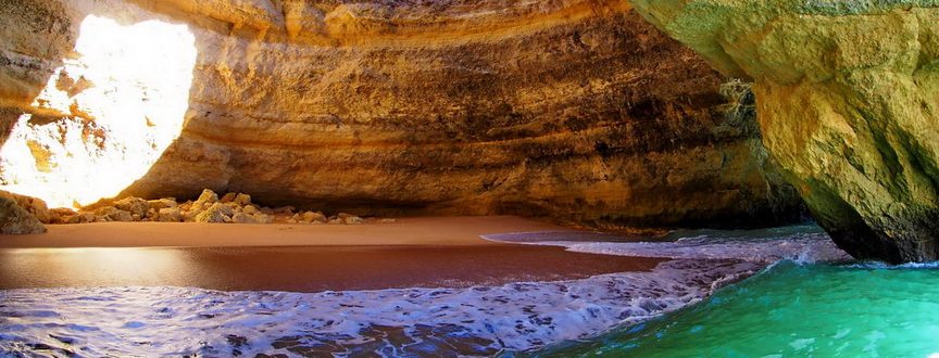 Algarve-jaskinie-portugalia-plaża-wybrzeże-benagil-statek-transport-morze-zwiedzanie-europa-atrakcje-co-zobaczyć