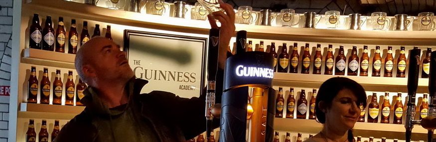 Guinness-Irlandia-piwo-ciemne-Dublin-browar-zwiedzanie-co-zobaczyć-atrakcje-turystyczne-Dublina-technika-nalewania-piwa