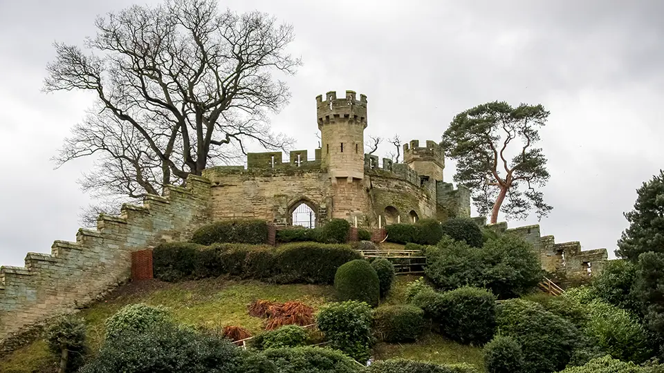 Warwick Castle w Anglii oraz park i ogrody wokół zamku.