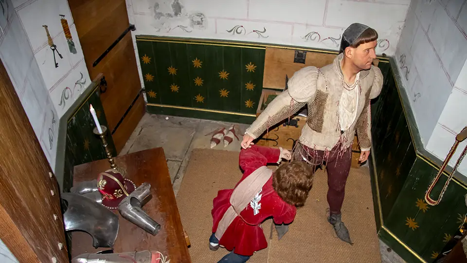 Warwick Castle w Anglii i rycerz zakładający zbroję.