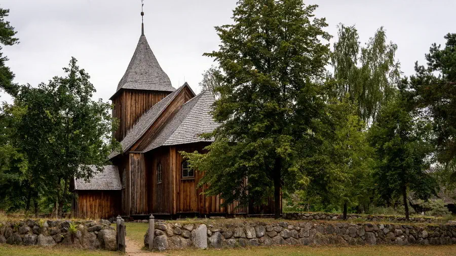 Drewniany kościół we Wdzydzach Kiszewskich
