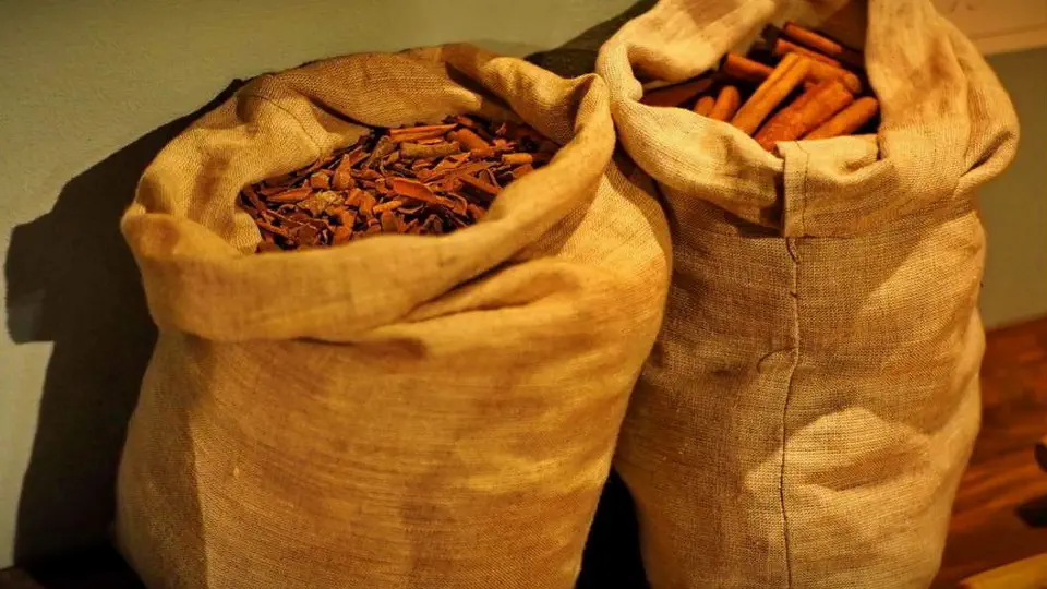 Worki pełne przypraw z muzeum w Toruniu