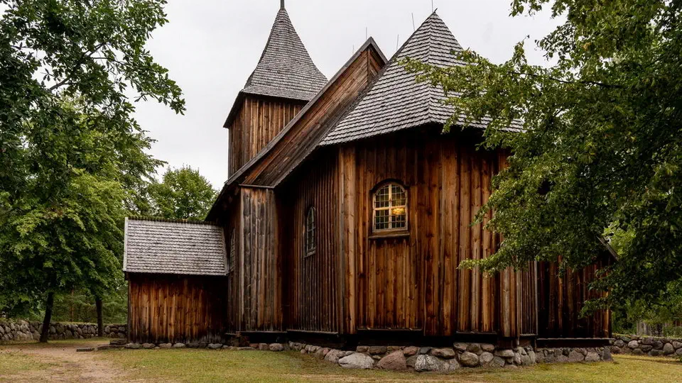 Wdzydze Kiszewskie. Drewniany kościół we Wdzydzach Kiszewskich.