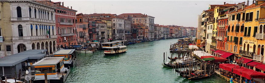 Wenecja-włochy-co-zobaczyć-atrakcje-zwiedzanie-blog-turystyczny-kanały-łodzie-karnawał-gondole