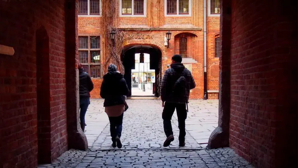 Droga do muzeum w Toruniu. Dziedziniec jest bardzo zadbany i bardzo ciekawie wprowadza nas w nastrój zachęcający do zwiedzania muzealnych sal.