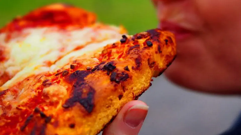 Pizza jedzenie na mieście.