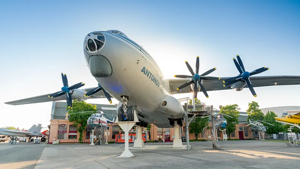 Samolot transportowy Antonow AN-22 z Muzeum Techniki w Speyer i Sinsheim