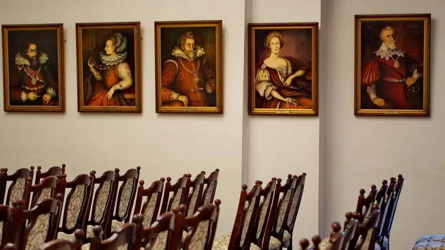 Muzealne sale pełne są obrazów, mebli i wspaniałej historii.