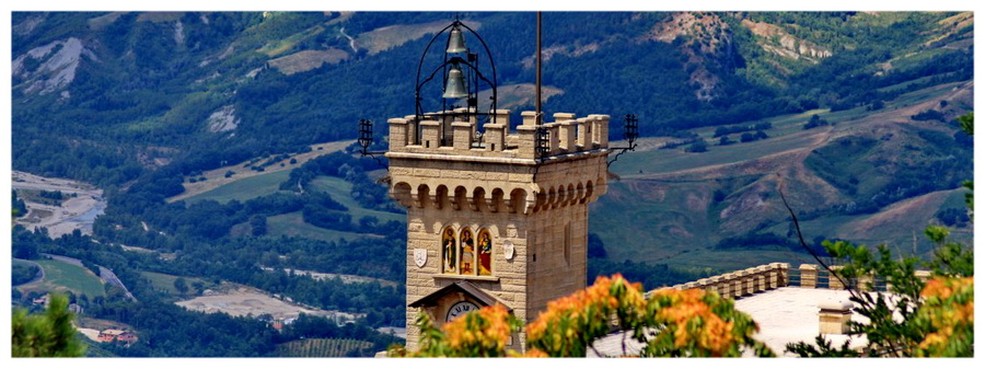 Doroczne święto i piknik historyczny w San Marino. Pokazy strzelania z samopałów oraz turnieje rycerskie. widok na dolinę, 