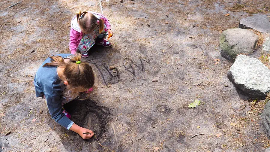 Kamienne Kręgi w Odrach na Kaszubach i dziewczynki rysujące na piasku