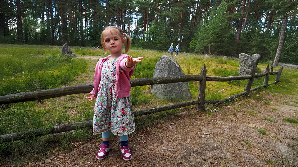 Kamienne kręgi w Odrach i Gosia Baranowska.