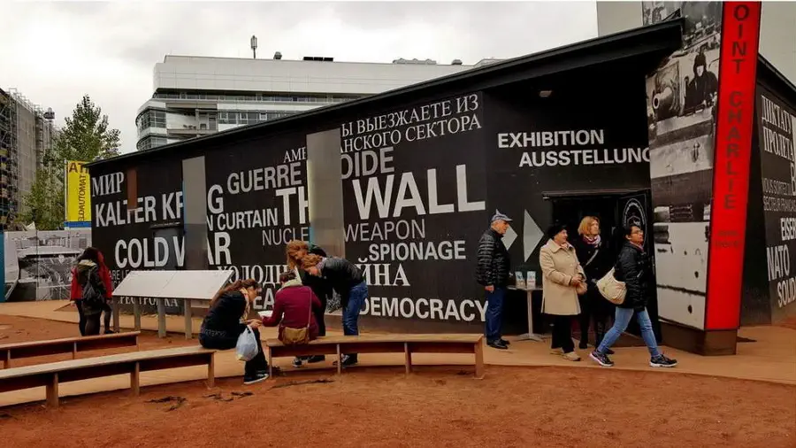 W miejscu dawnej granicy pomiędzy wschodem a zachodem znajduje się muzeum zimnej wojny. Jest to znana atrakcja turystyczna tuż obok słynnego Muru Berlińskiego.