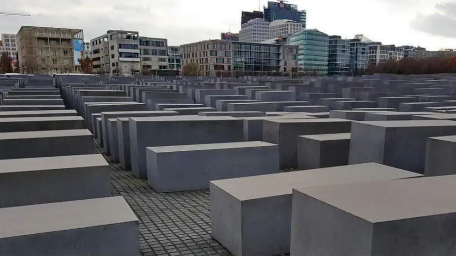 Setki monolitów ustawionych w centrum miasta nie pozwala zapomnieć o koszmarze II Wojny Światowej i tragedii milionów żydów wymordowanych przez hitlerowców.