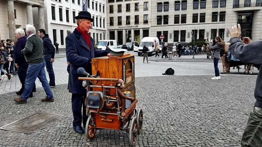 Kataryniarz przed bramą Brandenburską w Berlinie to spora atrakcja turystyczna i widok tak codzienny jak niezwykły. Człowiek ten to chodząca historia miasta. Warto przystanąć i posłuchać rzewnych melodii które jak żadne inne pasują do tego miejsca.