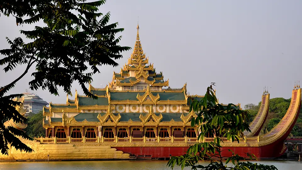 Pałac i pagoda w Rangun, Birma