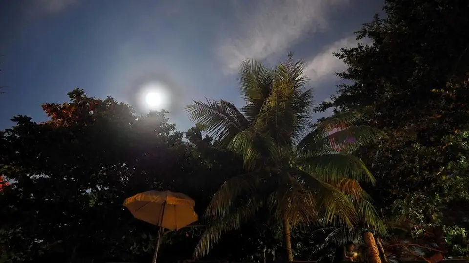 Noc na plaży w Koh Phangan – Tajlandia, księżyc nad palmami