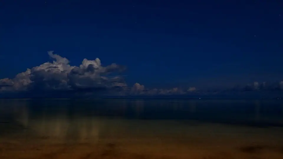 Noc na plaży w Koh Phangan – Tajlandia, księżyc nad palmami