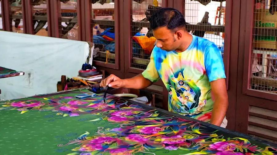 Batik Malowanie woskiem na wyspie Penang stara sztuka barwienia tkanin