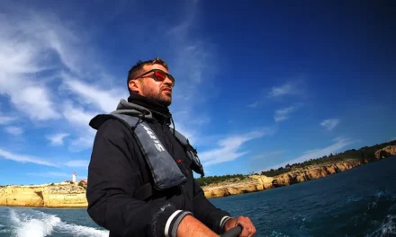 Algar de Benagil jaskinia na wybrzeżu Algarve w Portugalii