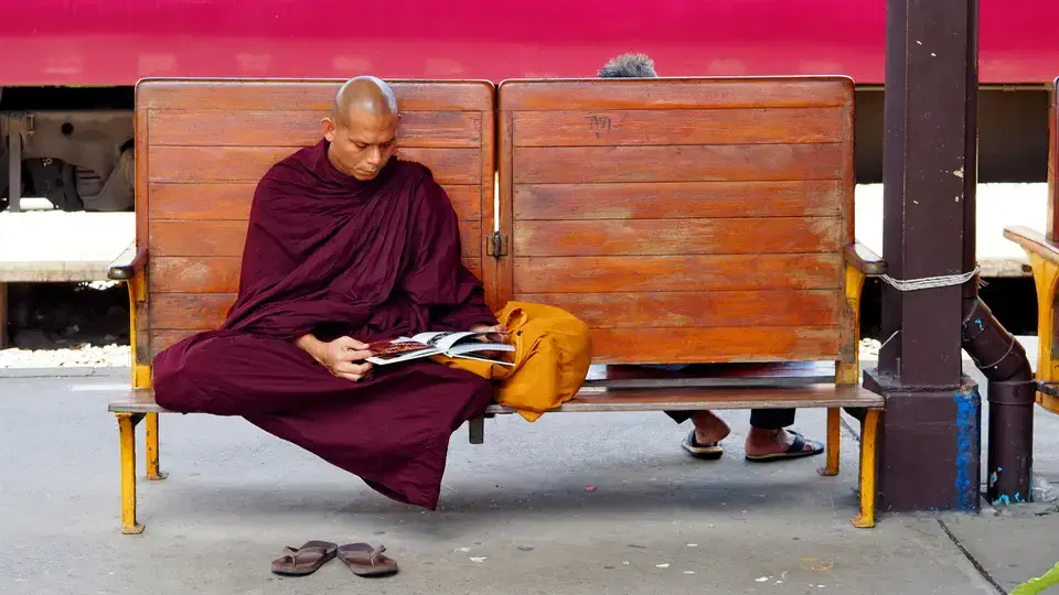 Mnich buddyjski na stacji w Bangkoku