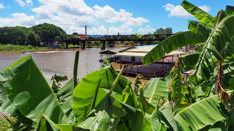 Kanchanaburi w Tajlandii i muzeum kolei śmierci. Rzeka Kwai w Kanchanaburi