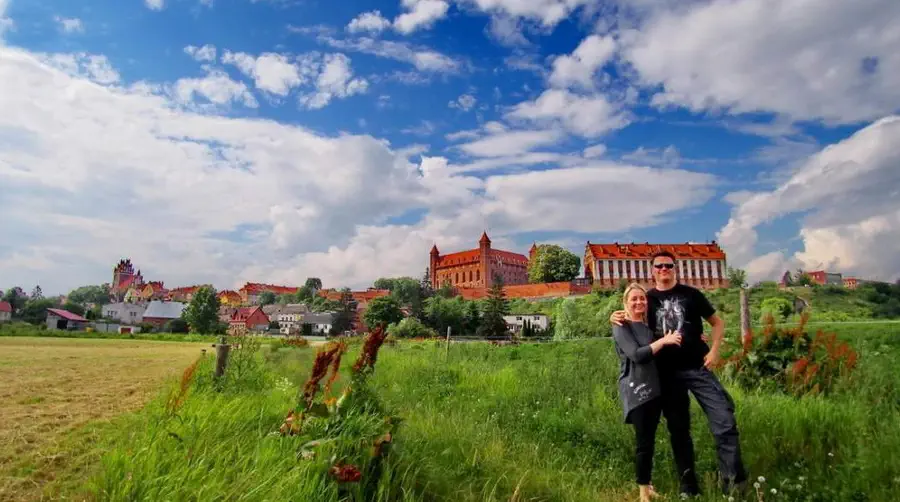 Widok na zamek Gniew z pól go otaczających