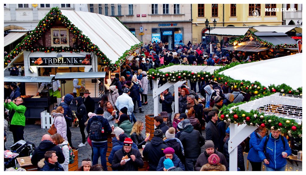 Podróż do Czech. Świąteczny jarmark w Pradze pełnej ludzi