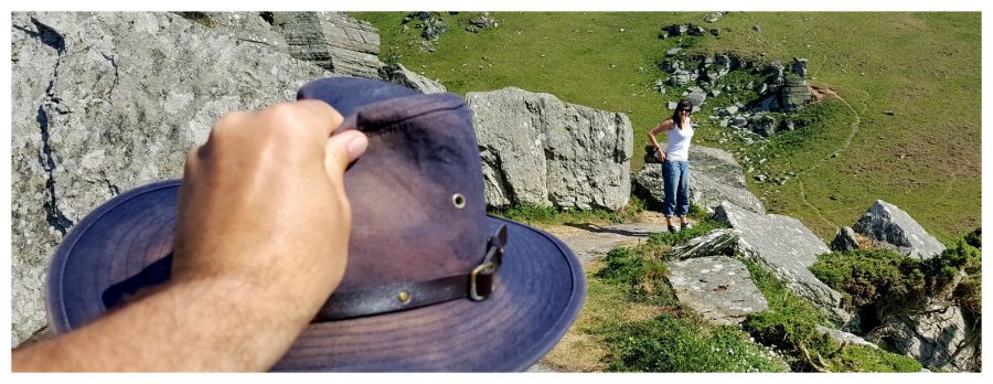 Kapelusz w The Valley of Rocks w Anglii. Skały, z których jest niesamowity widok na morze.