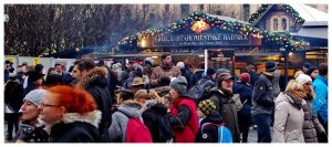 Jarmark bożonarodzeniowy, Praga Czechy, tłumy ludzi, jedzenie, picie