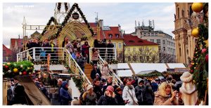 Jarmark bożonarodzeniowy, Praga, Czechy, tłumy ludzi, choinka i ozdoby