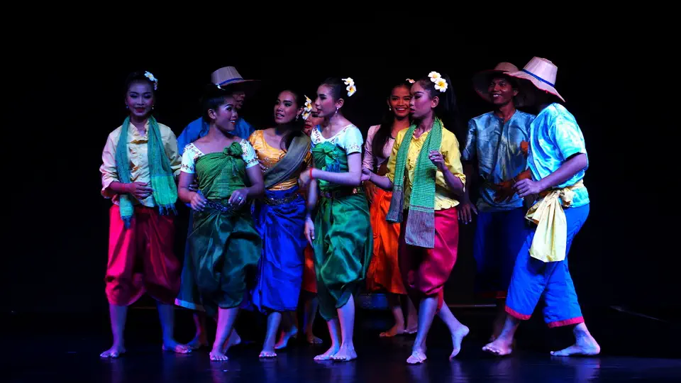 Tancerki z zespołu ludowego w Kambodży, który tańczy pod egidą organizacji Non Profit Cambodian Living Arts  mieście Phnom Penh w stolicy Kambodży.