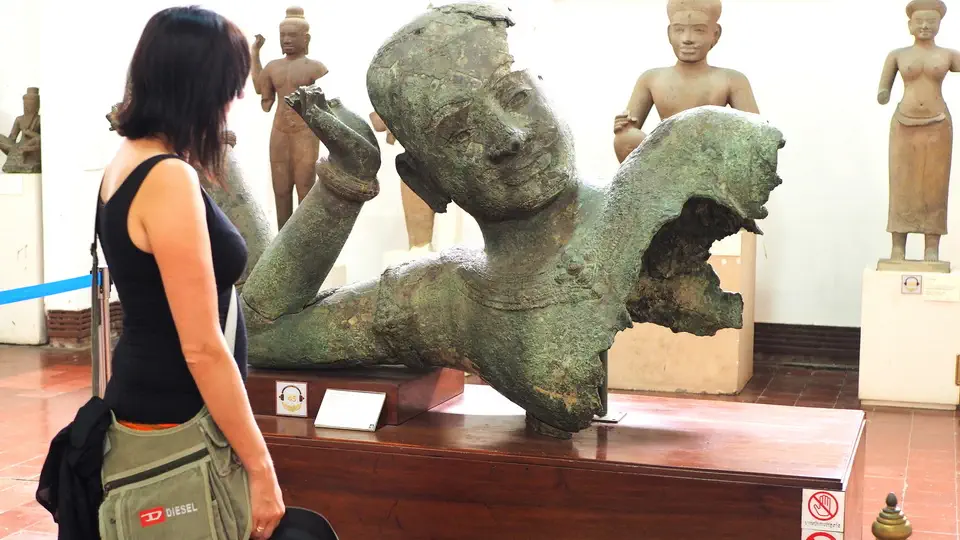 Muzeum Narodowe w Phnom Penh. Odlana z brązu postać boga Wisznu pochodząca z X lub XI wieku. Pozostało popiersie reszta została zniszczona dawno temu.