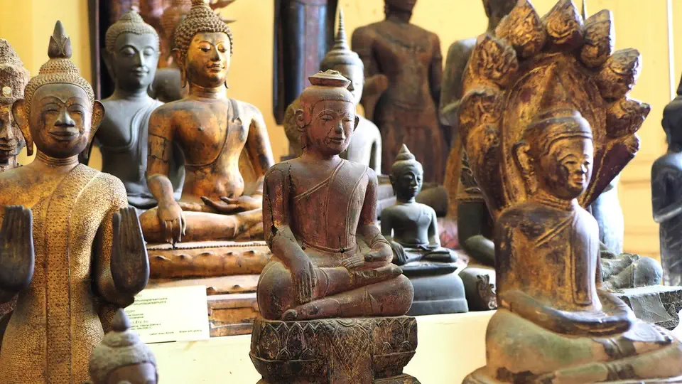 Sala wystawowa w Muzeum Narodowym w Kambodży. Ustawiono tu artefakty odnalezione w ruinach Angkor Wat.