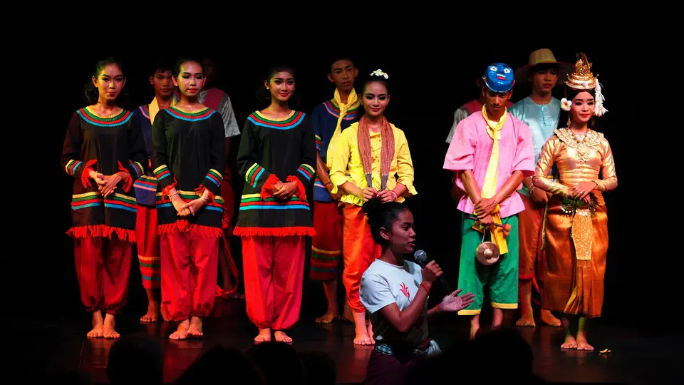 Tancerki z zespołu ludowego w Kambodży, który tańczy pod egidą organizacji Non Profit Cambodian Living Arts mieście Phnom Penh w stolicy Kambodży. Dziewczyny ubrane są w tradycyjne stroje khmerskie.