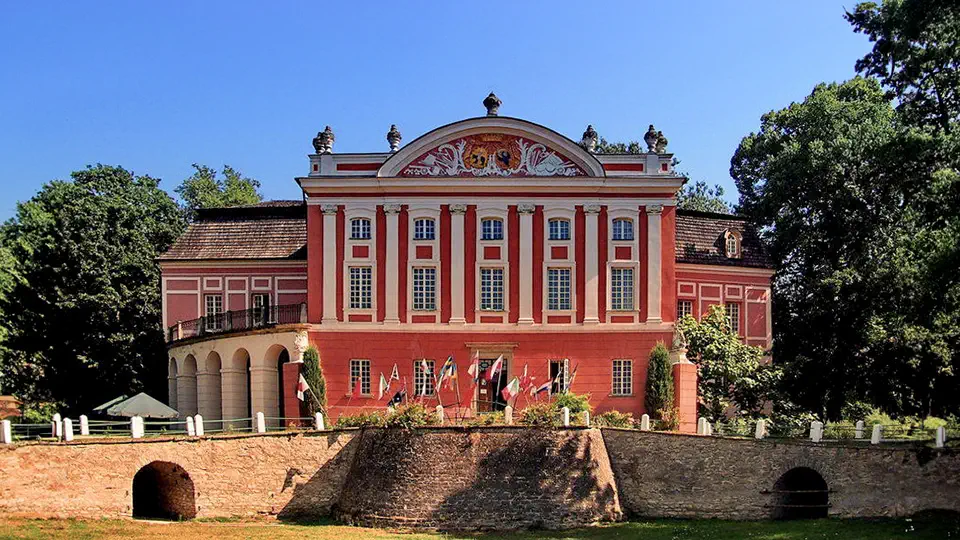 Pałac w Kurozwękach.