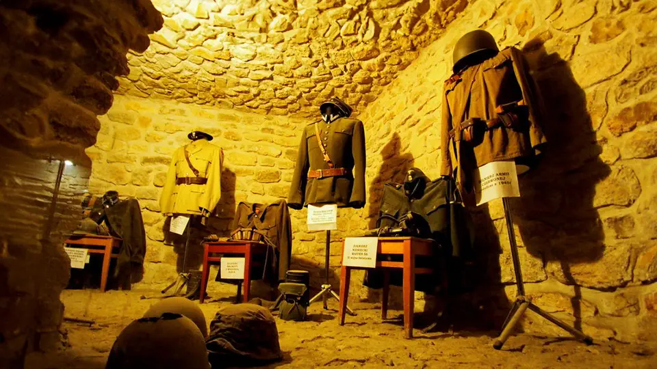 Pałac w Kurozwękach podziemia i lochy pałacowe