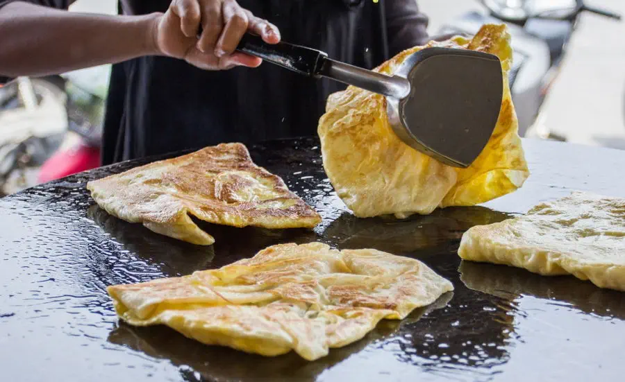 Naleśniki roti z ulicznej garkuchni w Azji
