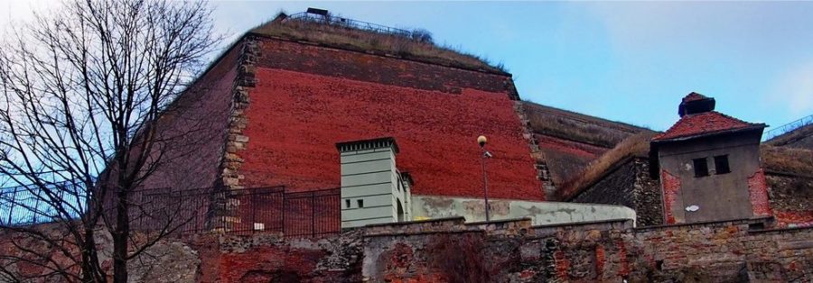 Twierdza na wzgórzu górującym nad Kłodzkiem, potężny budynek, masywne mury, budowla obronna,