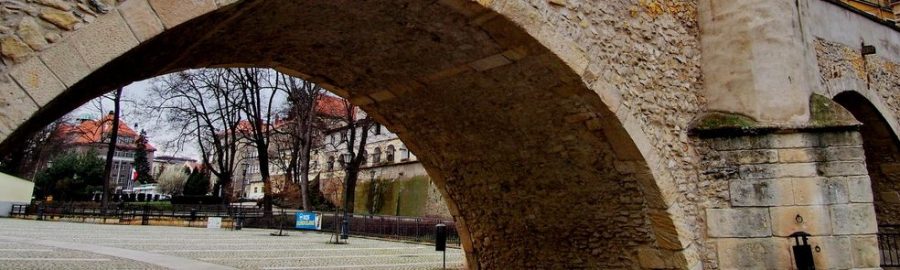 Most świętego Jana w Kłodzku budowany na wzór mostu w Pradze.